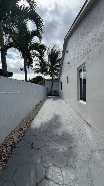 Active With Contract: $1,400 (0 beds, 1 baths, 320 Square Feet)