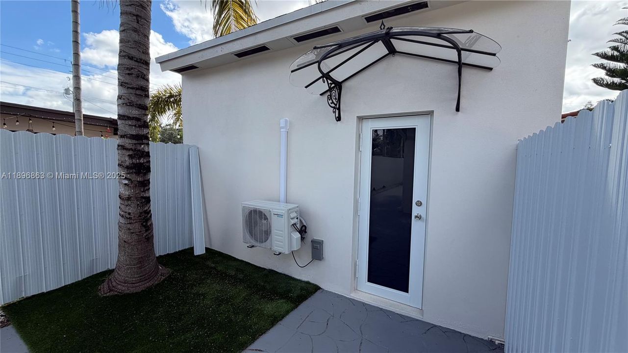 Active With Contract: $1,400 (0 beds, 1 baths, 320 Square Feet)