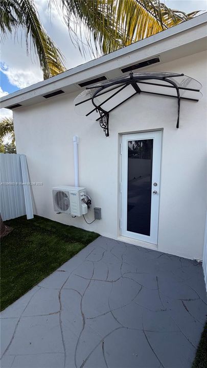 Active With Contract: $1,400 (0 beds, 1 baths, 320 Square Feet)