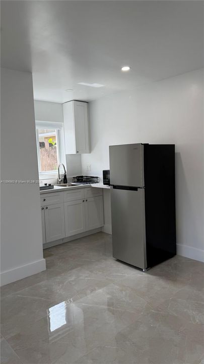 Active With Contract: $1,400 (0 beds, 1 baths, 320 Square Feet)