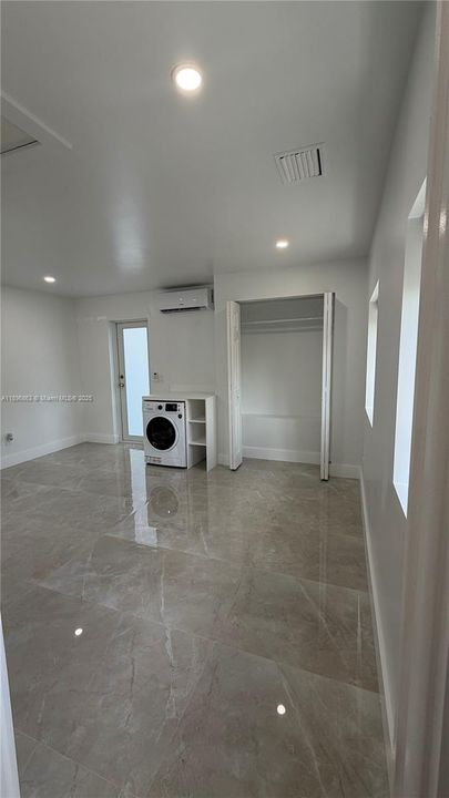 Active With Contract: $1,400 (0 beds, 1 baths, 320 Square Feet)