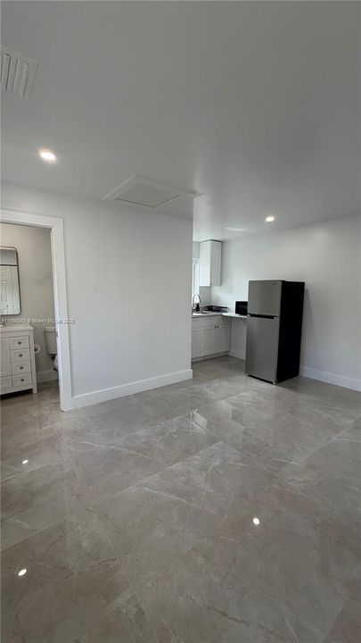 Active With Contract: $1,400 (0 beds, 1 baths, 320 Square Feet)