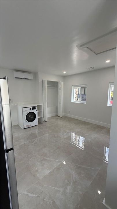 Active With Contract: $1,400 (0 beds, 1 baths, 320 Square Feet)