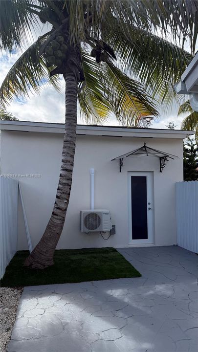 Active With Contract: $1,400 (0 beds, 1 baths, 320 Square Feet)