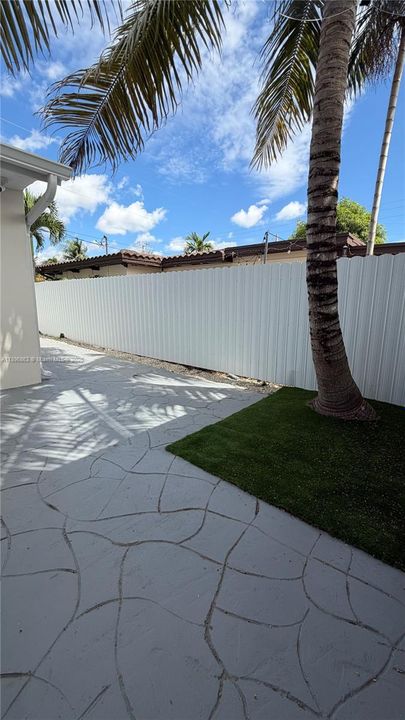 Active With Contract: $1,400 (0 beds, 1 baths, 320 Square Feet)