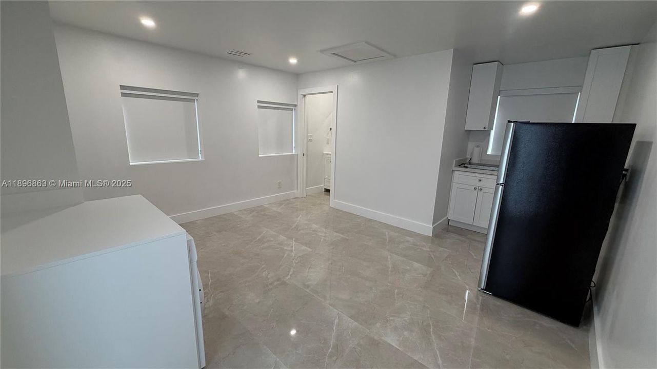 Active With Contract: $1,400 (0 beds, 1 baths, 320 Square Feet)