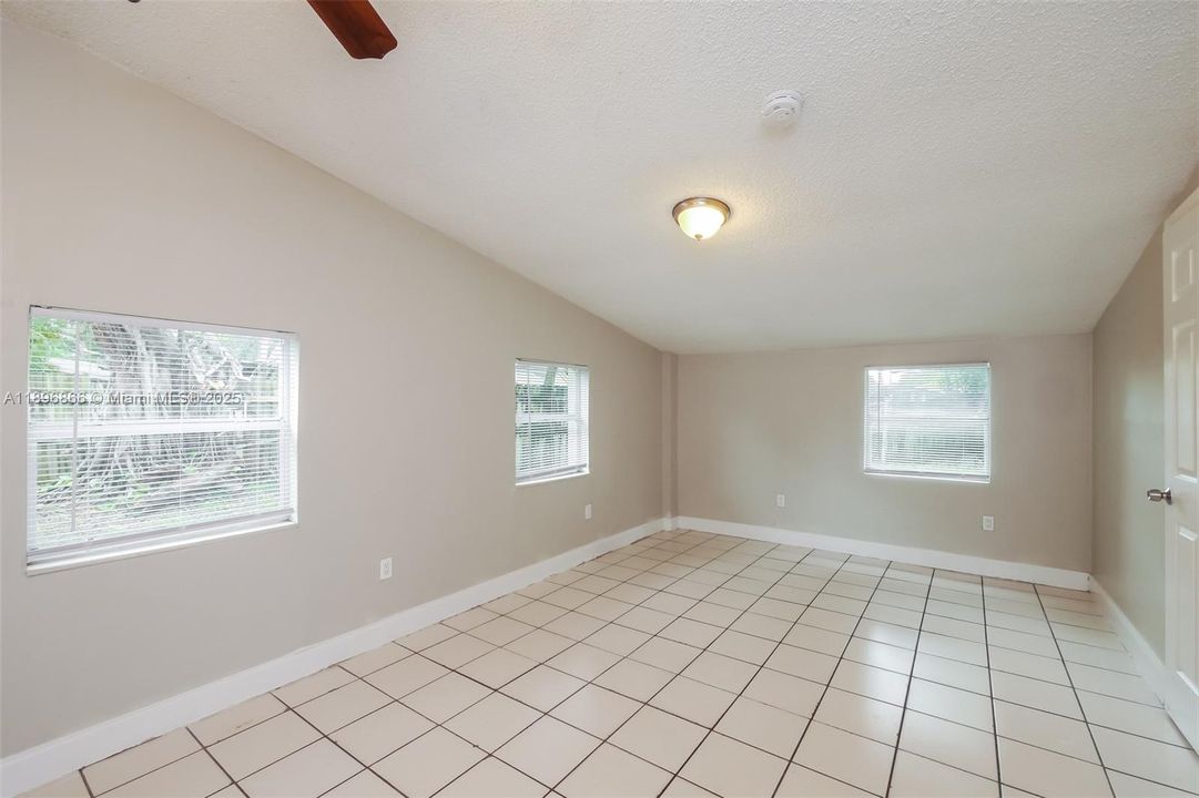 Activo con contrato: $2,390 (3 camas, 2 baños, 1321 Pies cuadrados)