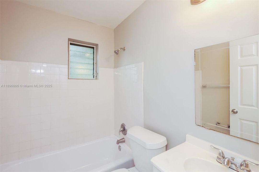 Activo con contrato: $2,390 (3 camas, 2 baños, 1321 Pies cuadrados)