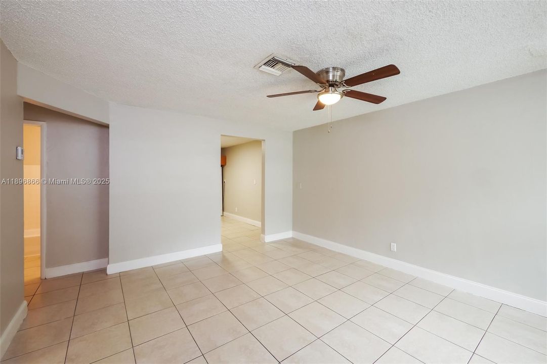 Activo con contrato: $2,390 (3 camas, 2 baños, 1321 Pies cuadrados)