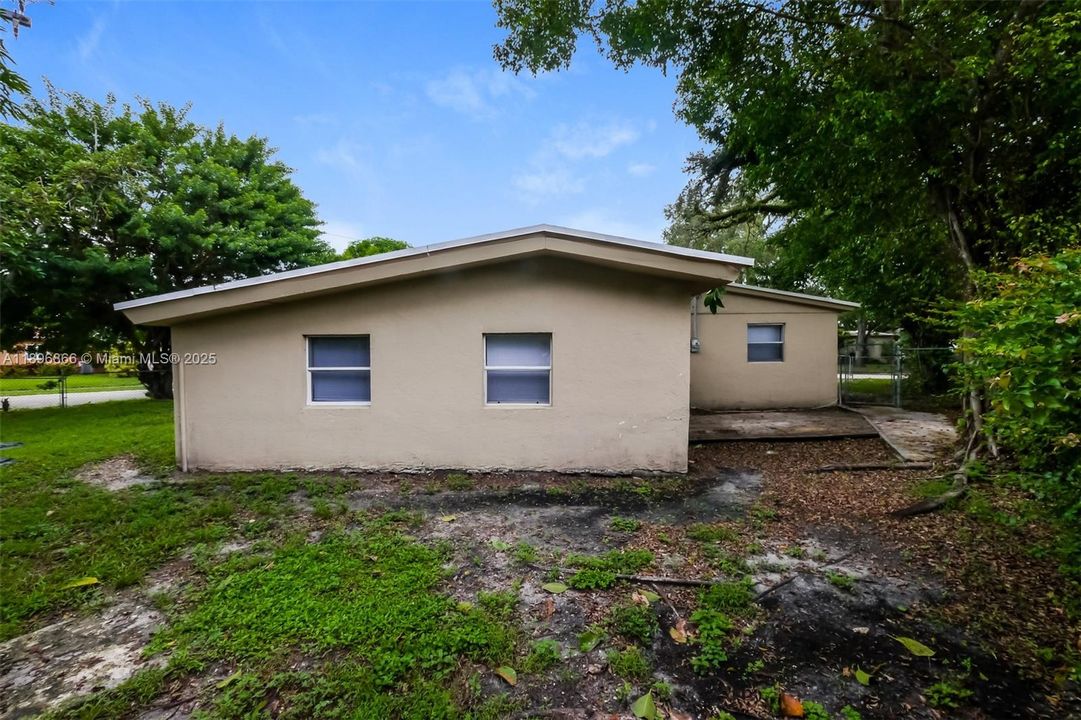 Activo con contrato: $2,390 (3 camas, 2 baños, 1321 Pies cuadrados)