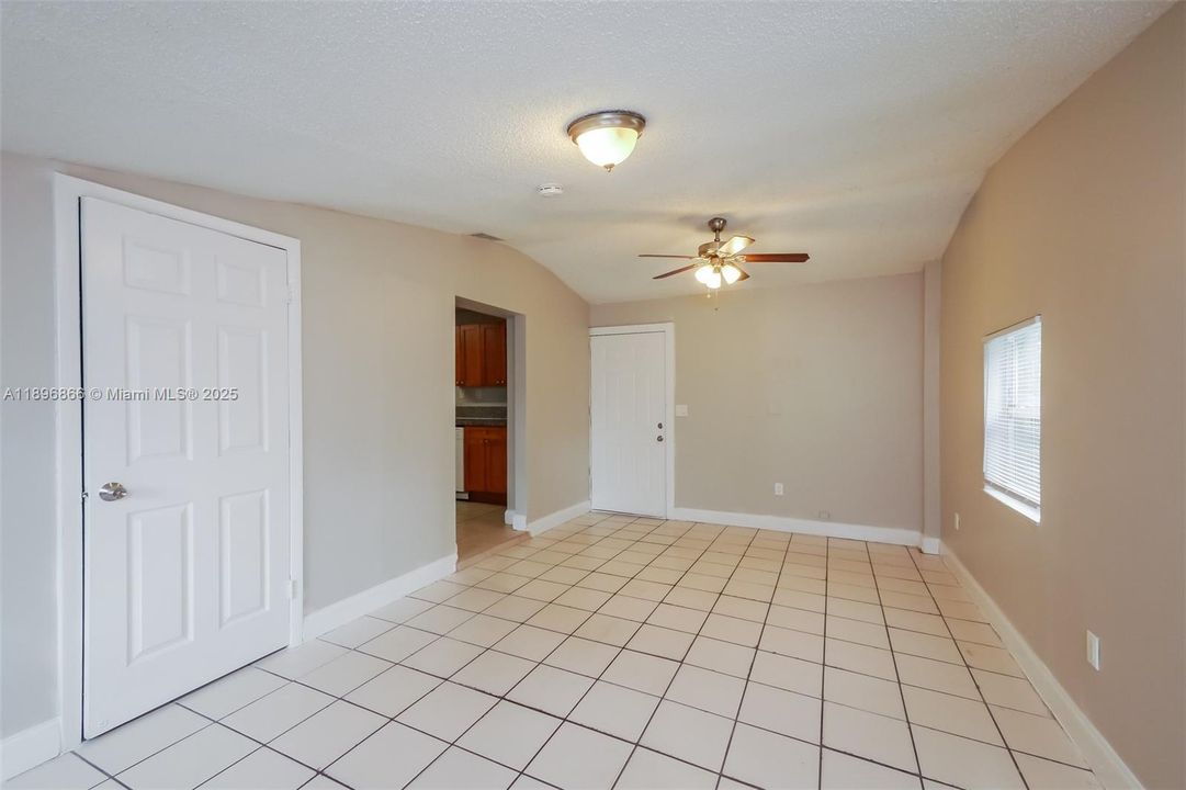 Activo con contrato: $2,390 (3 camas, 2 baños, 1321 Pies cuadrados)