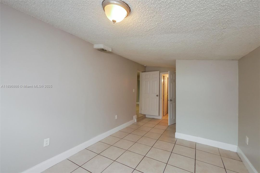 Activo con contrato: $2,390 (3 camas, 2 baños, 1321 Pies cuadrados)