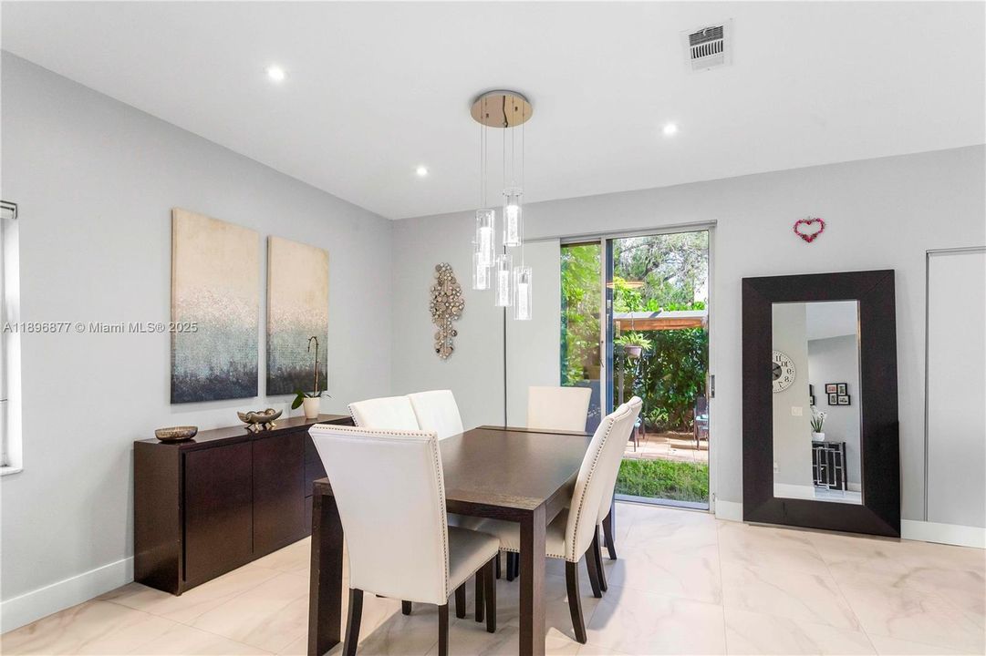 Недавно арендовано: $4,000 (3 спален, 2 ванн, 2057 Квадратных фут)