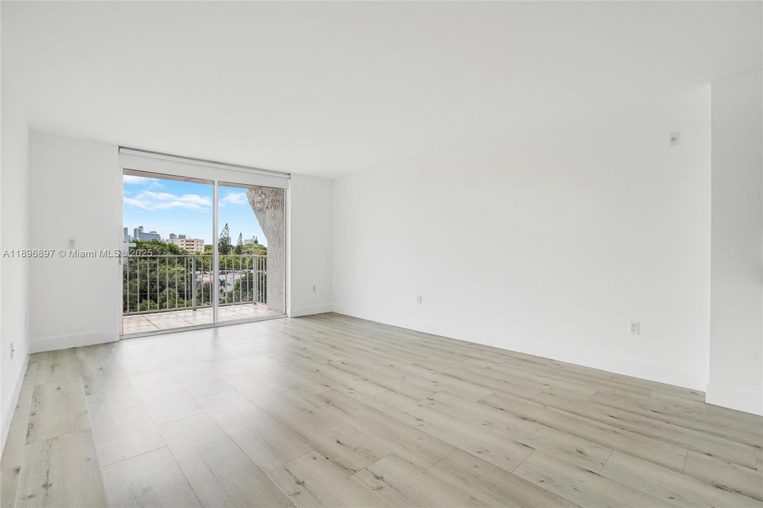 En Venta: $239,000 (0 camas, 1 baños, 571 Pies cuadrados)