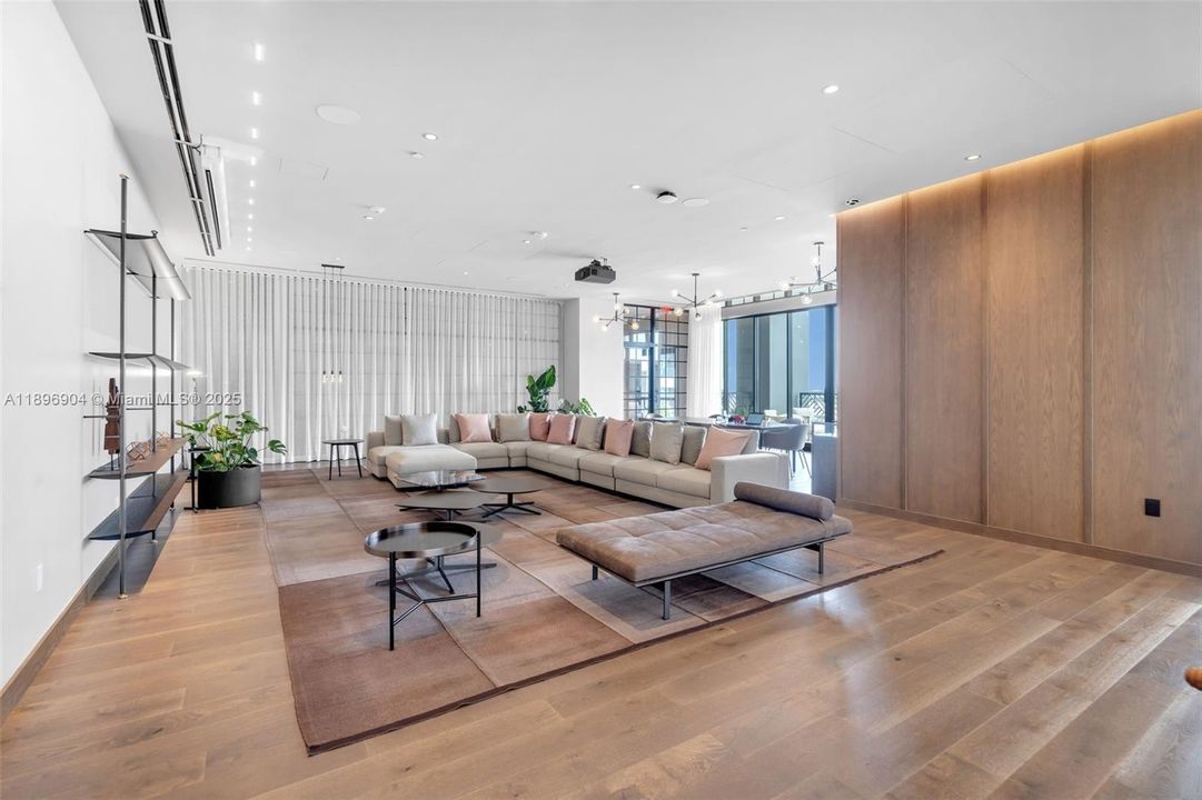 For Sale: $615,000 (1 beds, 1 baths, 540 Square Feet)