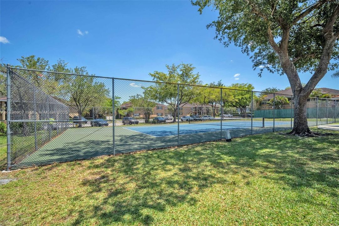 Под контрактом: $285,000 (2 спален, 2 ванн, 914 Квадратных фут)