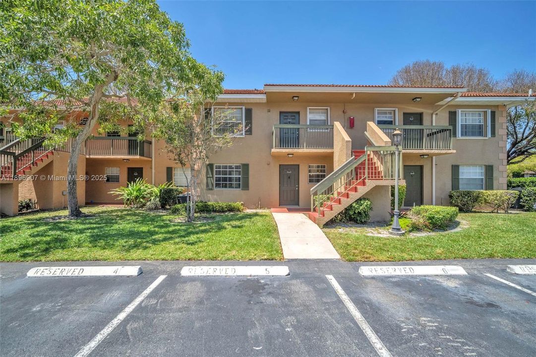 Под контрактом: $285,000 (2 спален, 2 ванн, 914 Квадратных фут)