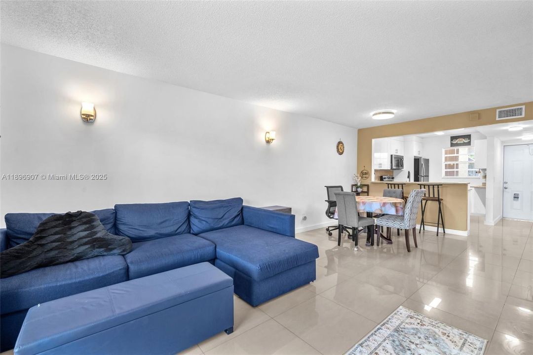 Под контрактом: $285,000 (2 спален, 2 ванн, 914 Квадратных фут)