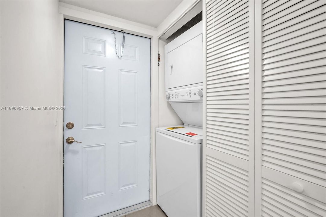 Под контрактом: $285,000 (2 спален, 2 ванн, 914 Квадратных фут)