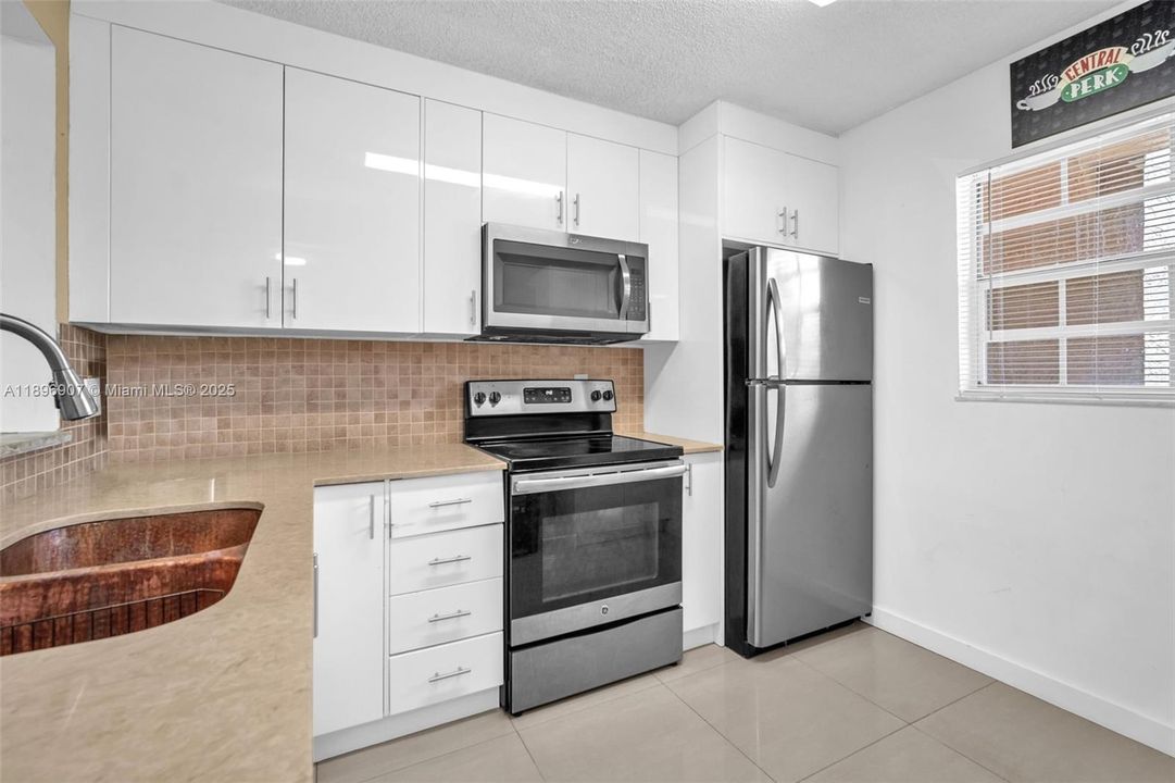 Под контрактом: $285,000 (2 спален, 2 ванн, 914 Квадратных фут)