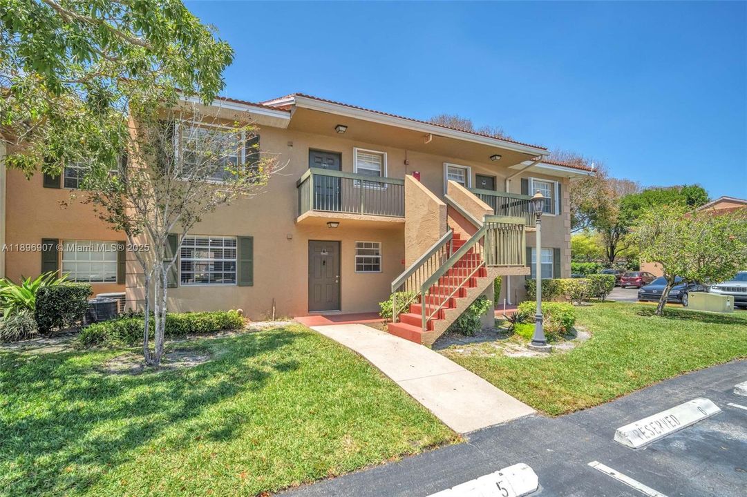 Под контрактом: $285,000 (2 спален, 2 ванн, 914 Квадратных фут)