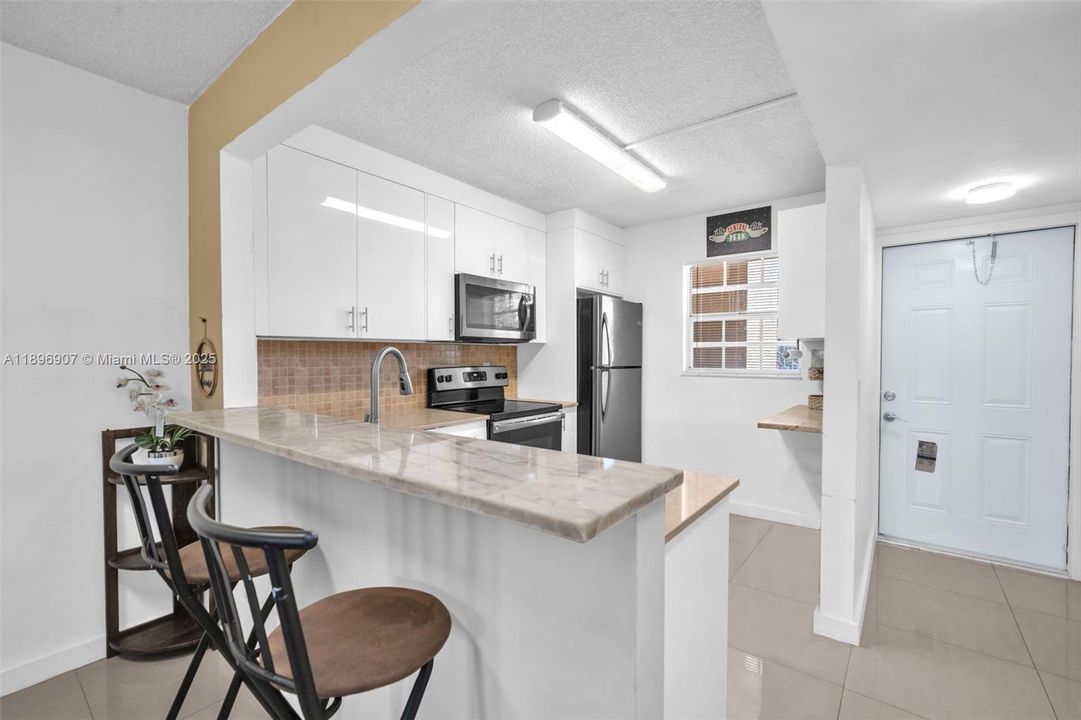 Под контрактом: $285,000 (2 спален, 2 ванн, 914 Квадратных фут)