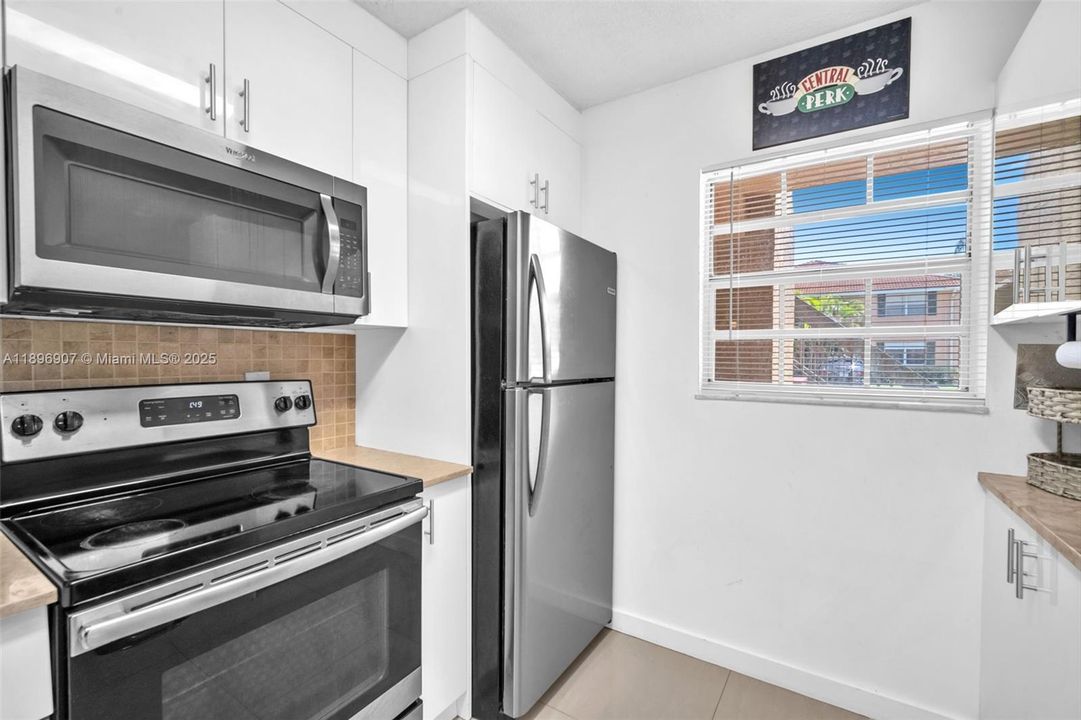 Под контрактом: $285,000 (2 спален, 2 ванн, 914 Квадратных фут)