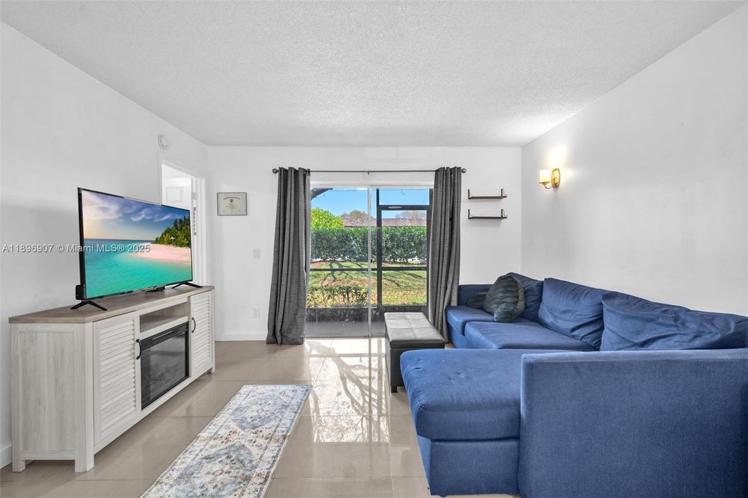 Под контрактом: $285,000 (2 спален, 2 ванн, 914 Квадратных фут)