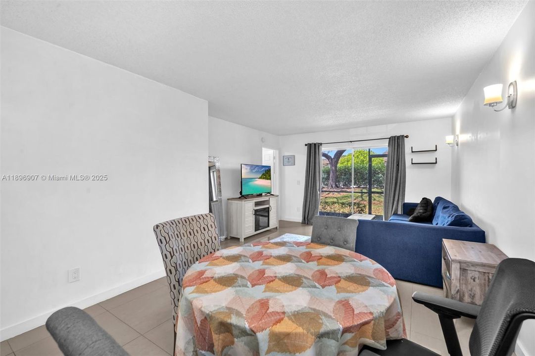 Под контрактом: $285,000 (2 спален, 2 ванн, 914 Квадратных фут)