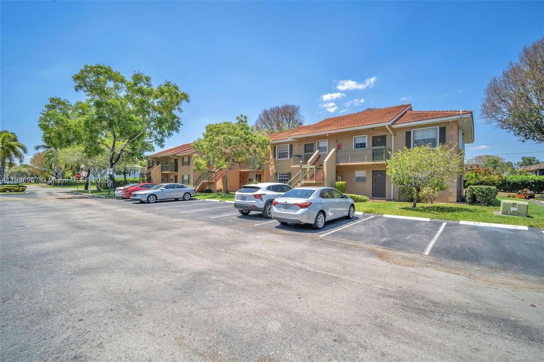 Под контрактом: $285,000 (2 спален, 2 ванн, 914 Квадратных фут)