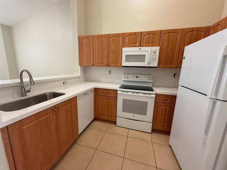 Active With Contract: $1,690 (2 beds, 2 baths, 930 Square Feet)