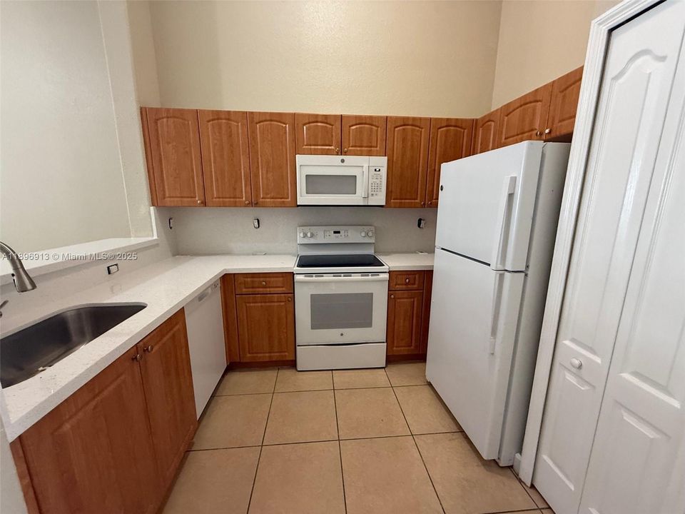 Active With Contract: $1,690 (2 beds, 2 baths, 930 Square Feet)