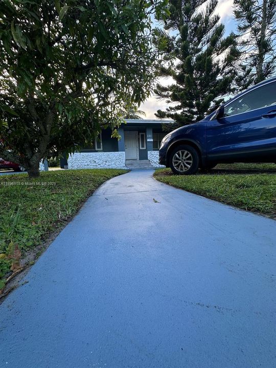 Active With Contract: $450,000 (5 beds, 3 baths, 1705 Square Feet)