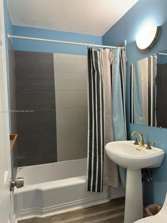 Active With Contract: $450,000 (5 beds, 3 baths, 1705 Square Feet)