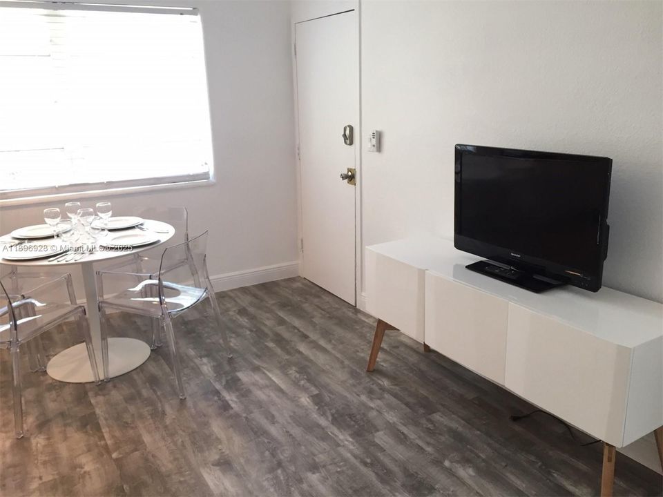 Recently Rented: $2,000 (1 beds, 1 baths, 420 Square Feet)