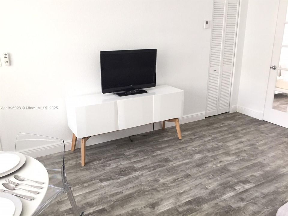 Recently Rented: $2,000 (1 beds, 1 baths, 420 Square Feet)