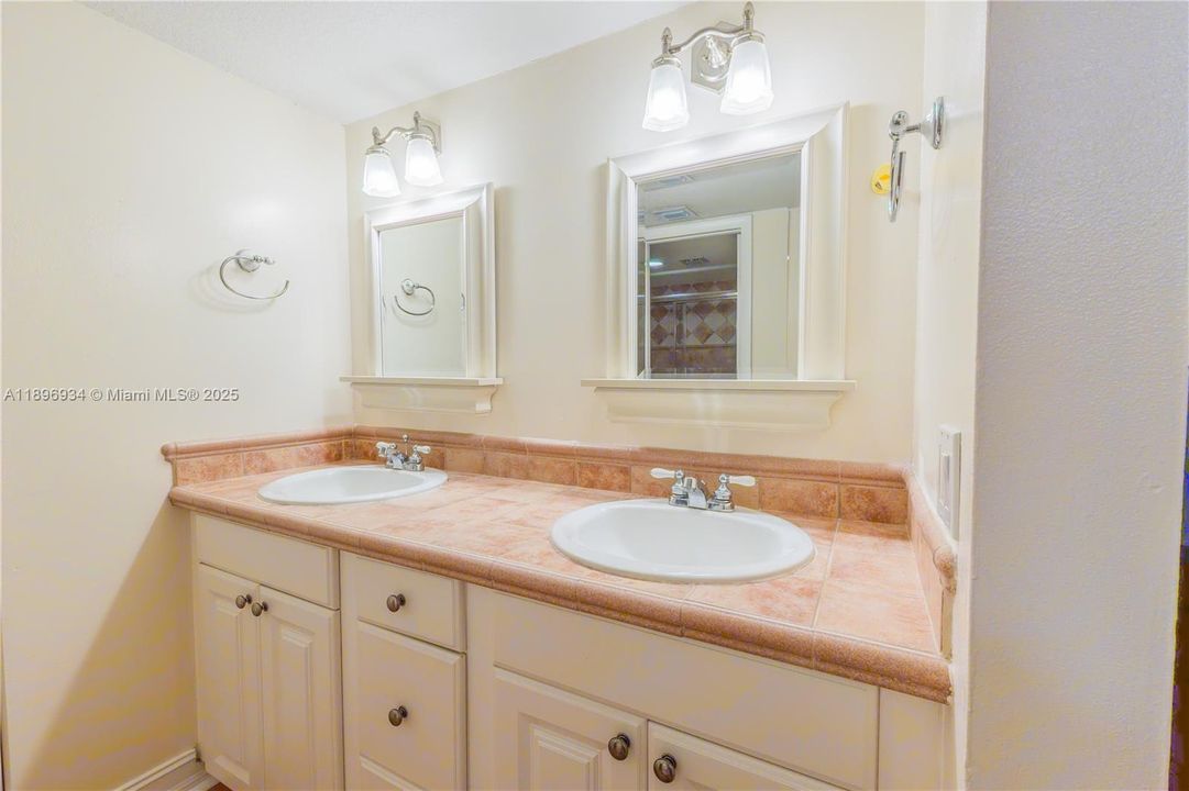 En Venta: $615,000 (2 camas, 2 baños, 1415 Pies cuadrados)