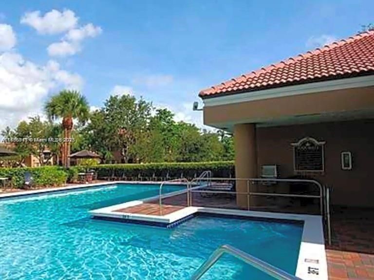 Recently Rented: $2,100 (2 beds, 2 baths, 858 Square Feet)