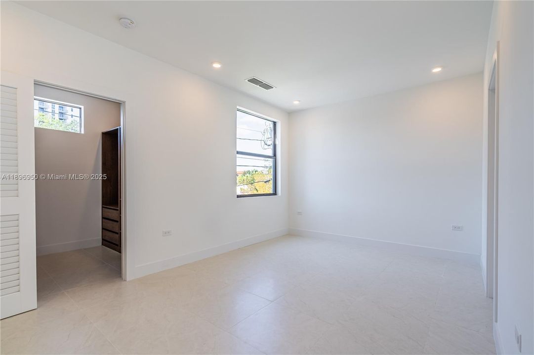 Recently Rented: $5,500 (3 beds, 3 baths, 3992 Square Feet)