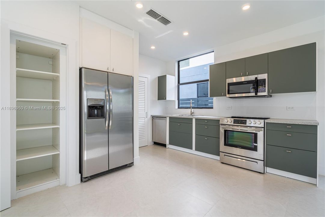 Recently Rented: $5,500 (3 beds, 3 baths, 3992 Square Feet)