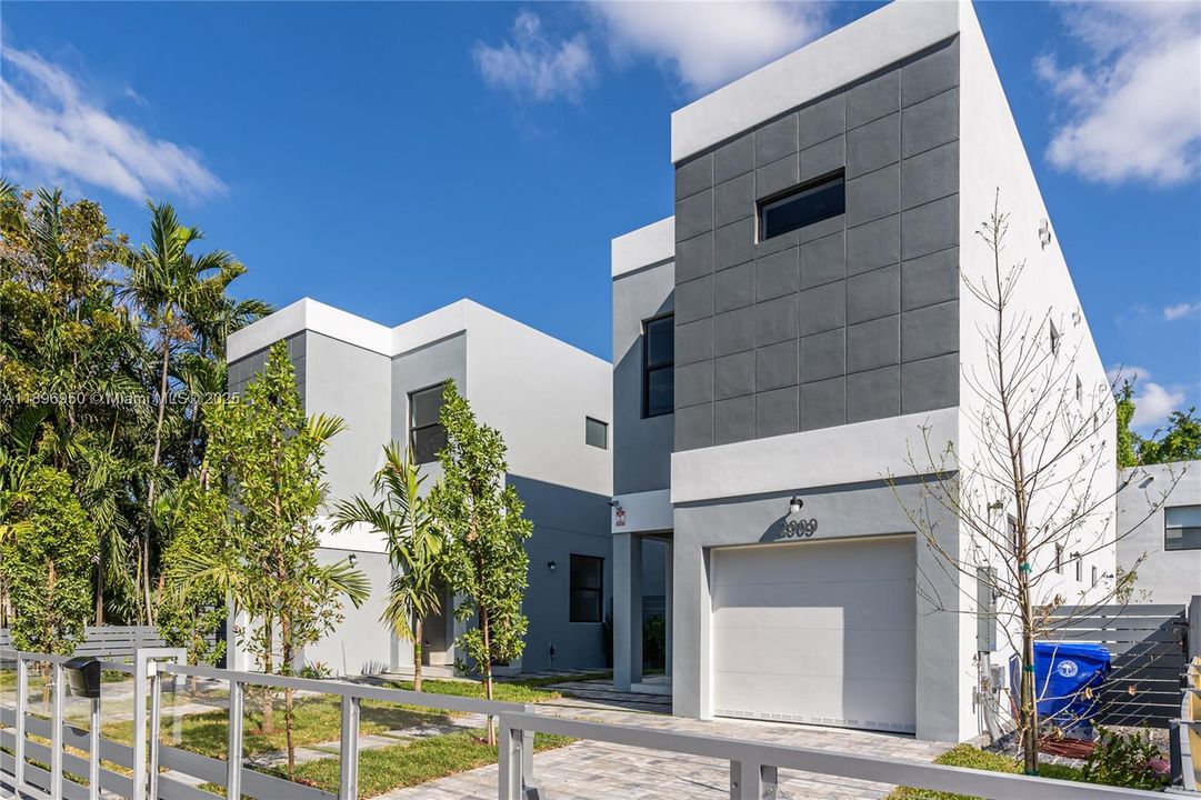 Recently Rented: $5,500 (3 beds, 3 baths, 3992 Square Feet)