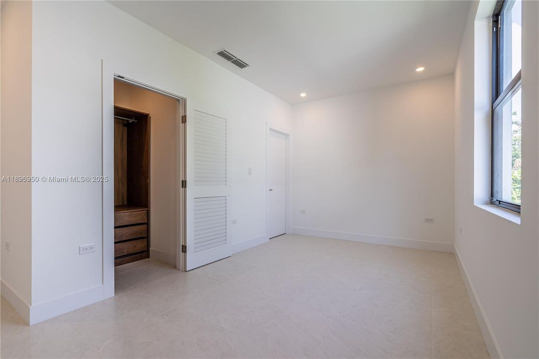 Recently Rented: $5,500 (3 beds, 3 baths, 3992 Square Feet)