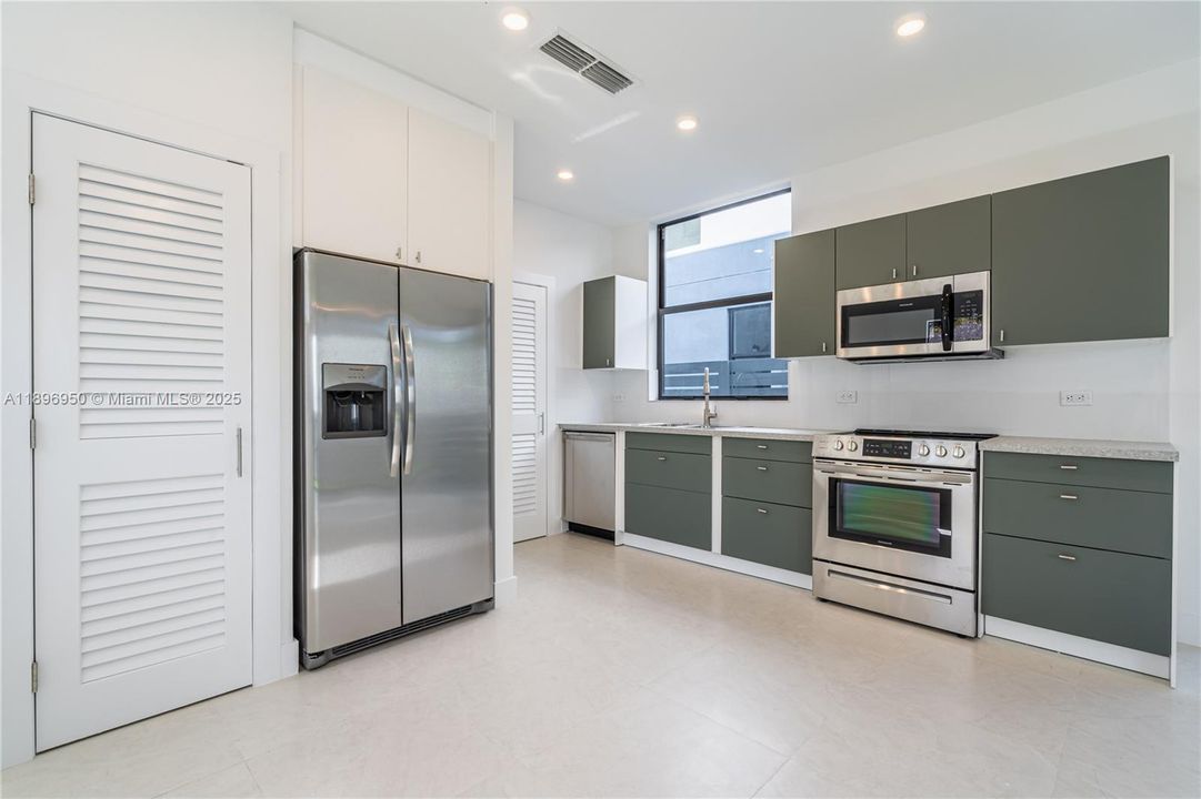 Recently Rented: $5,500 (3 beds, 3 baths, 3992 Square Feet)