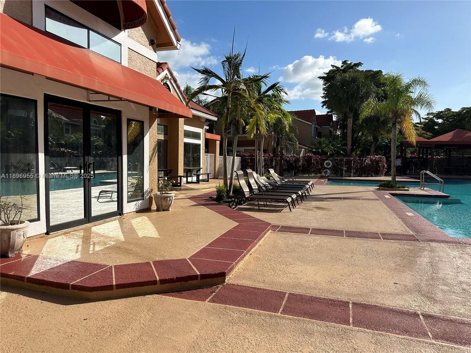 For Rent: $1,750 (1 beds, 1 baths, 588 Square Feet)