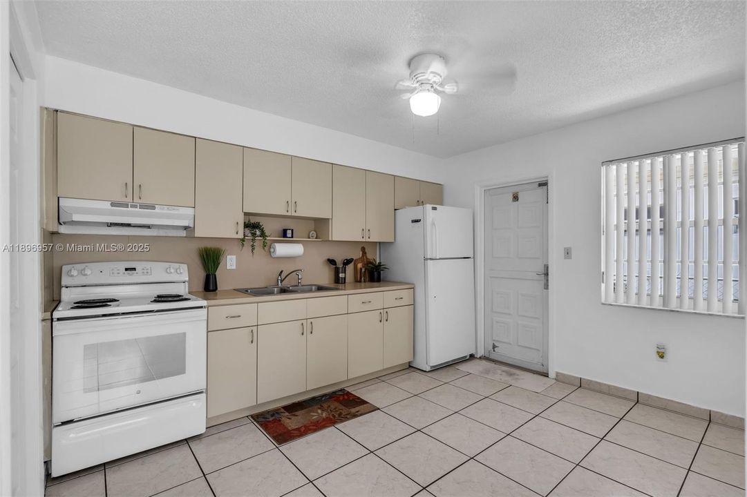 For Rent: $2,500 (2 beds, 1 baths, 1740 Square Feet)