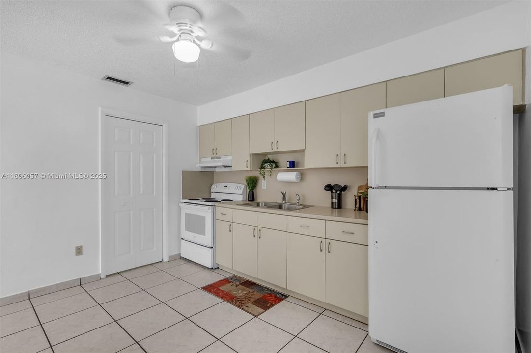 For Rent: $2,500 (2 beds, 1 baths, 1740 Square Feet)