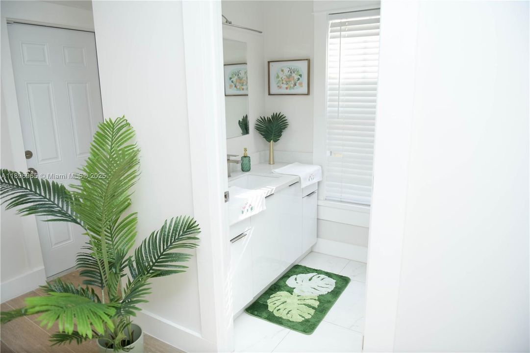 待售: $950,000 (4 贝兹, 3 浴室, 1170 平方英尺)