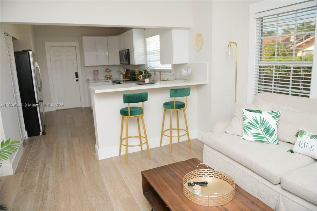 待售: $950,000 (4 贝兹, 3 浴室, 1170 平方英尺)