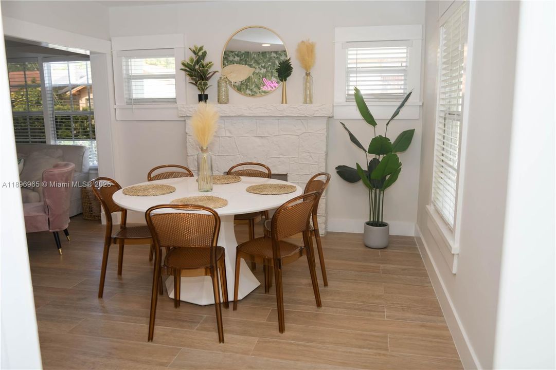 待售: $950,000 (4 贝兹, 3 浴室, 1170 平方英尺)