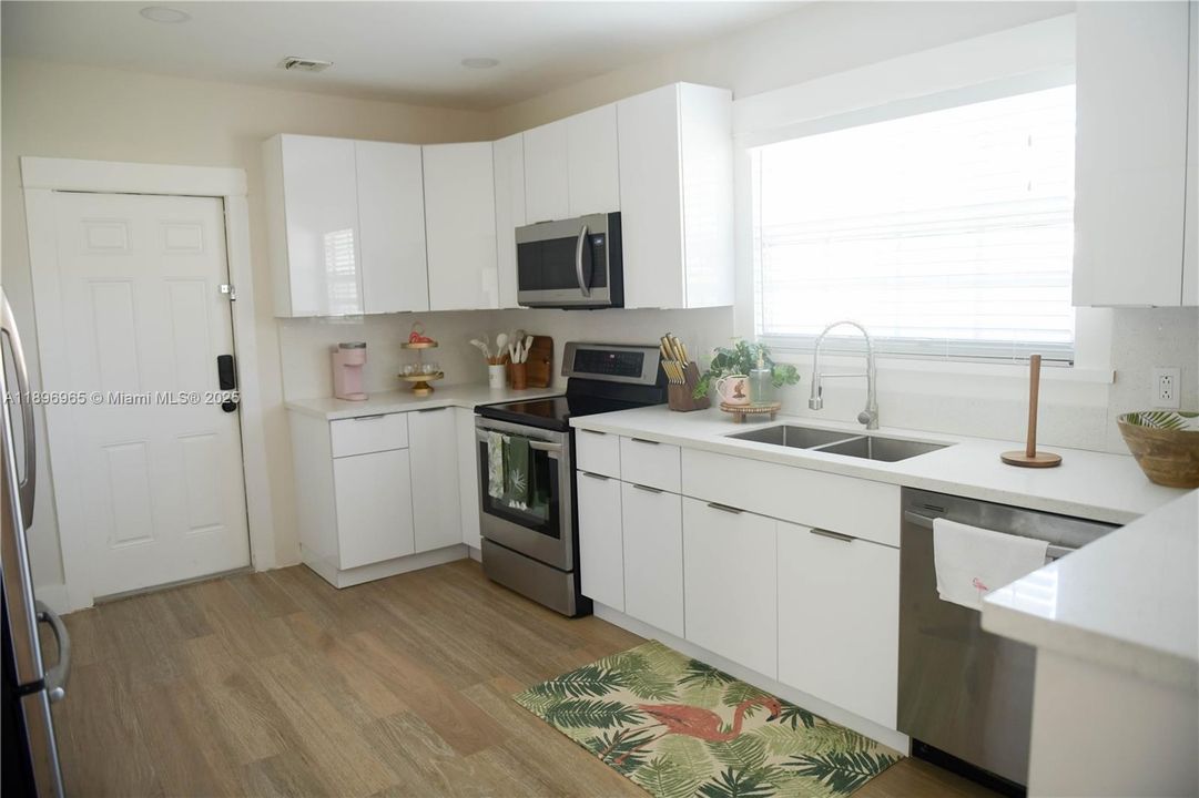 待售: $950,000 (4 贝兹, 3 浴室, 1170 平方英尺)